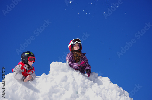 vacances d'hiver - enfant jouant dans la neige