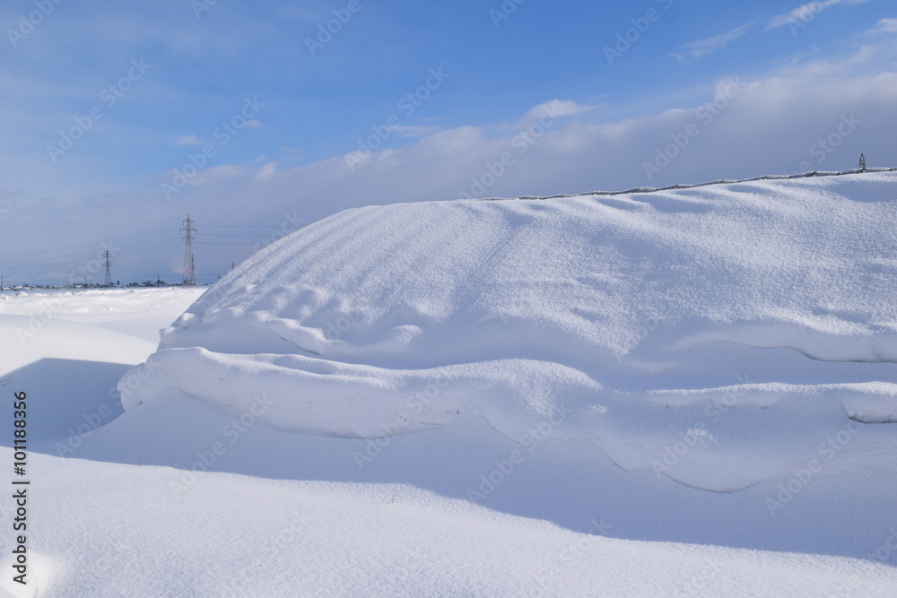 雪の中の農業用ビニールハウス／山形県の庄内地方で、雪の中の農業用ビニールハウスを撮影した写真です。