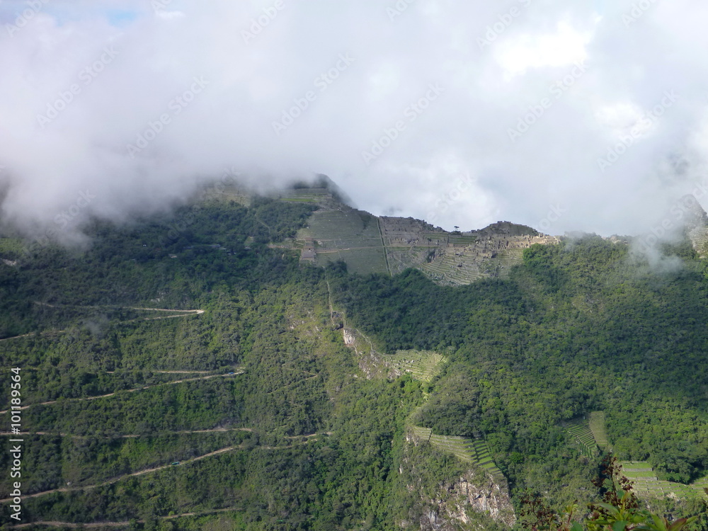 Fototapeta premium machu picchu seen from oposite mountain putucusi