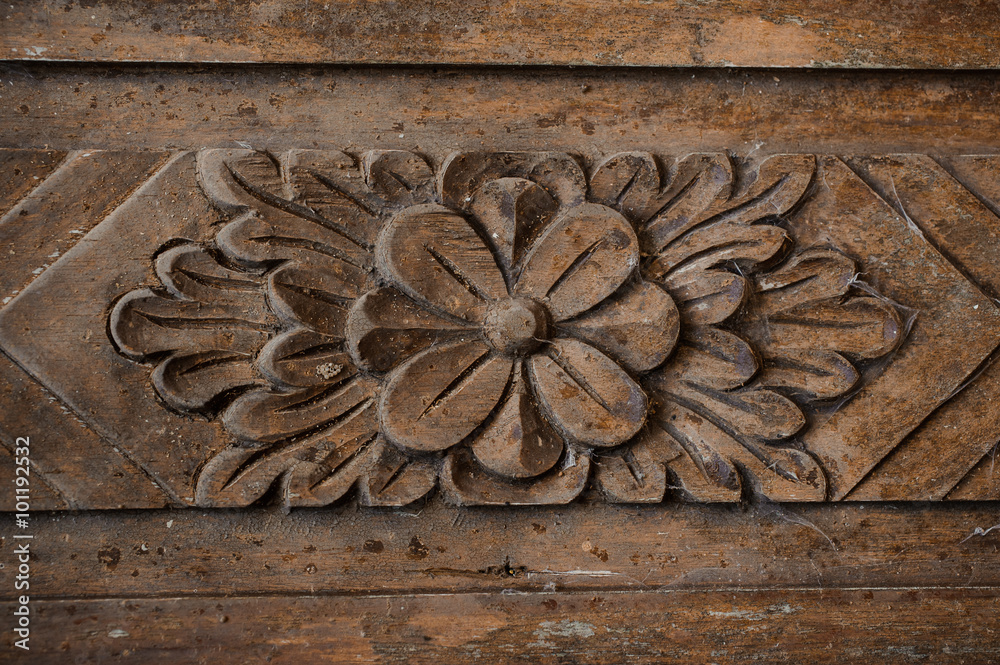 Obraz premium Pattern of flower carved on wood background