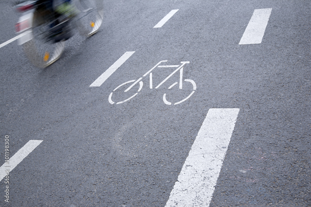 Obraz premium Bike Lane Sign and Cyclist in Cologne