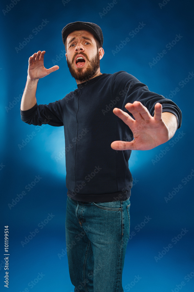 Naklejka premium Young handsome man scared, shocked facial expression
