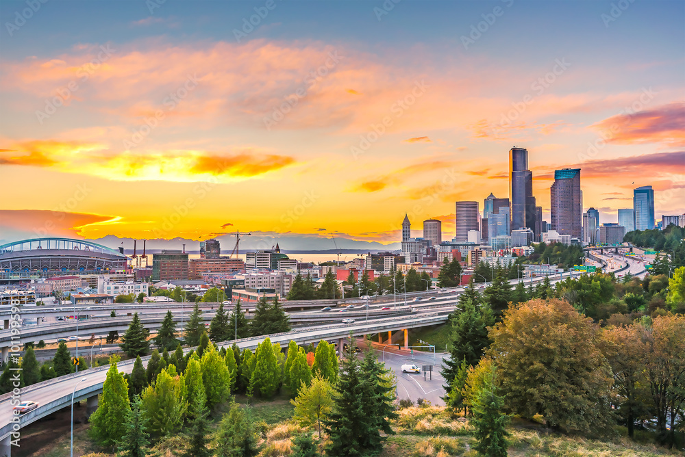 Obraz premium scene of Seattle skylines and Interstate freeways in the sunset.