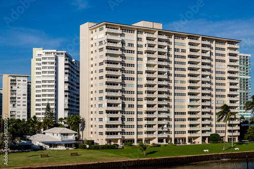 Foto Massive Condo Building on Shipping Canal