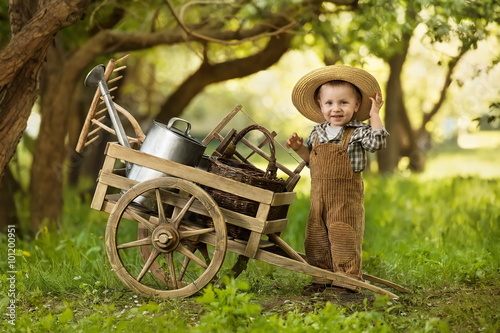 Canvastavla Young gardener digging in the cart with inventory