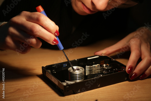 kadın teknisyen geri dönüşüm için hard disc açıyor. photo