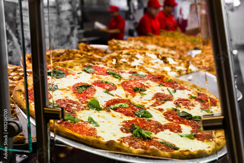 Canvas Print Fresh Italian pizza in New York City pizzeria window