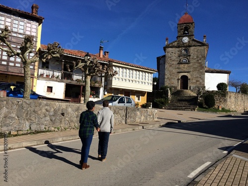 pareja paseando por un pueblo tipico rural asturiano