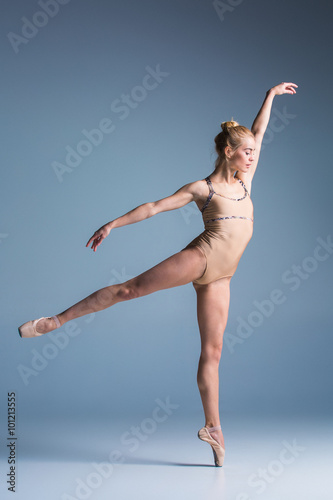 Fototapeta Naklejka Na Ścianę i Meble -  Young beautiful modern style dancer posing on a studio background