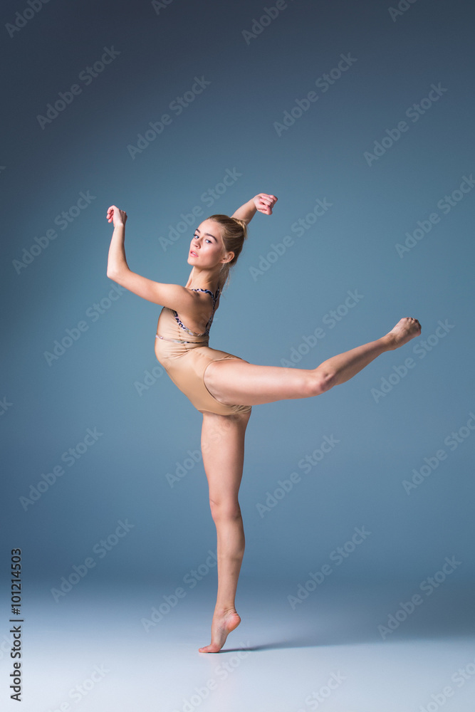 Obraz premium Young beautiful modern style dancer posing on a studio background