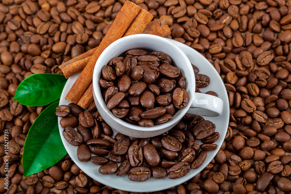 Fototapeta premium Coffee beans with cinnamon as a background