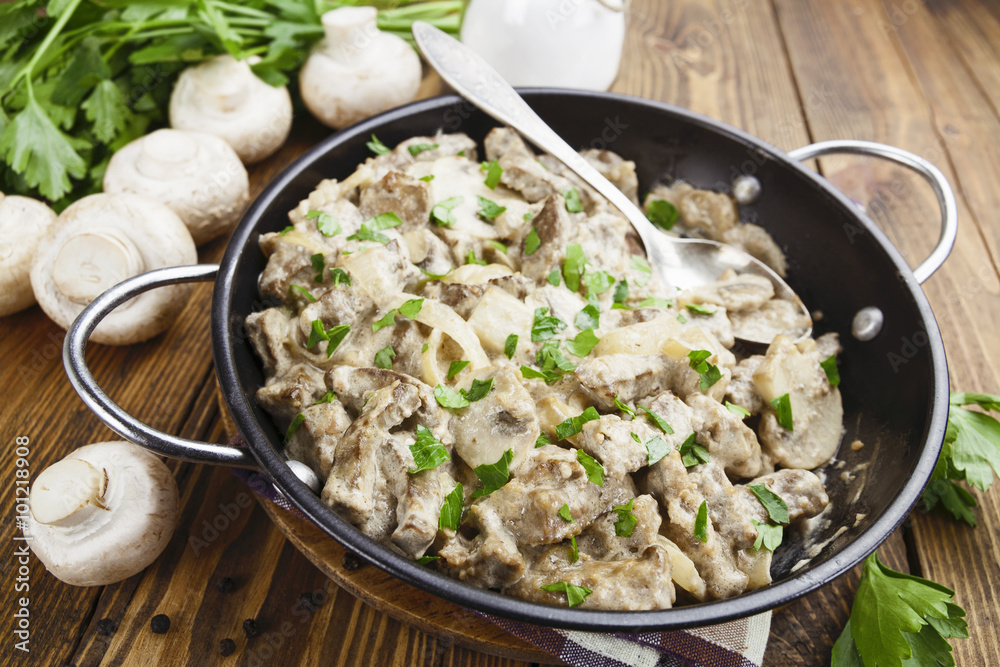 Liver with mushrooms in sour cream