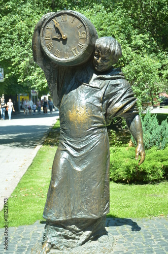 a monument to a man with a barrel