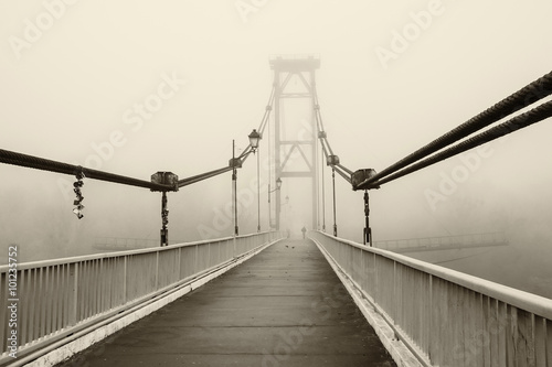 Fototapeta Most we mgle, czarno-biały