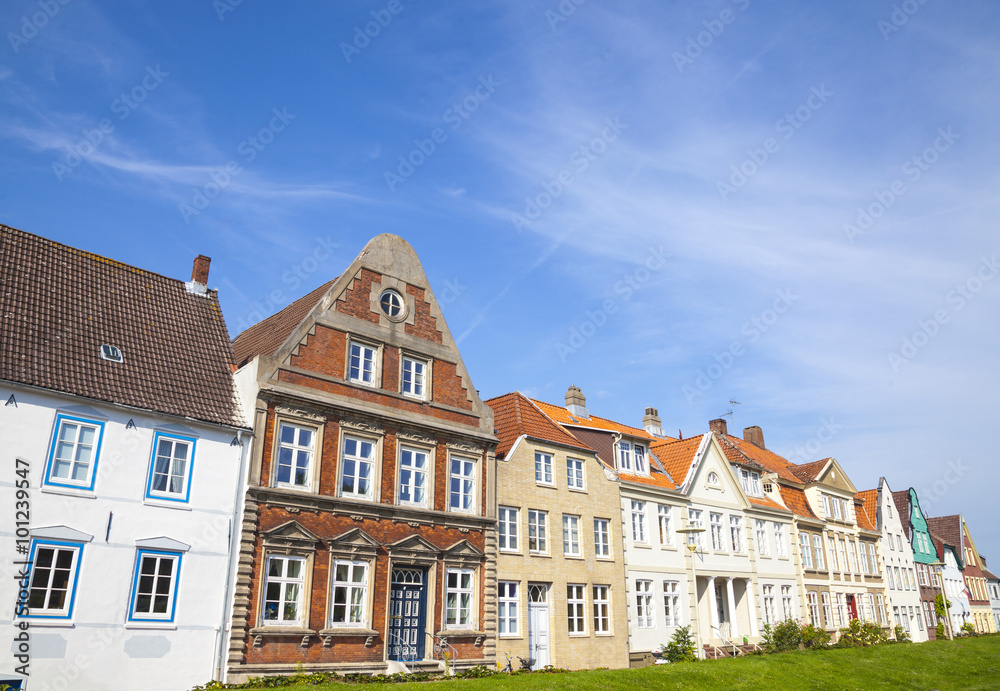 Fototapeta premium Fasady w porcie Glückstadt, Schleswig-Holstein, Niemcy
