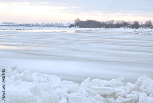 Zimowy pejzaż nad Wisłą w Polsce