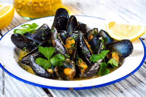 Steamed mussels in wine sauce