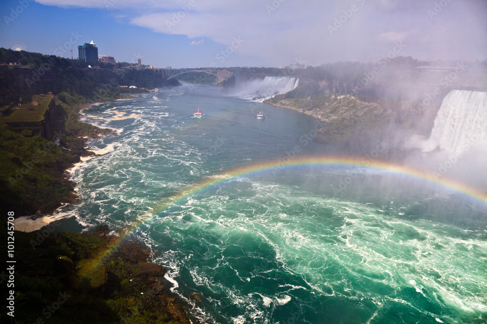 Naklejka premium rainbow over Niagara Falls
