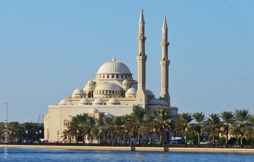 Obraz premium Al Noor mosque in Sharjah from Khalid lake side