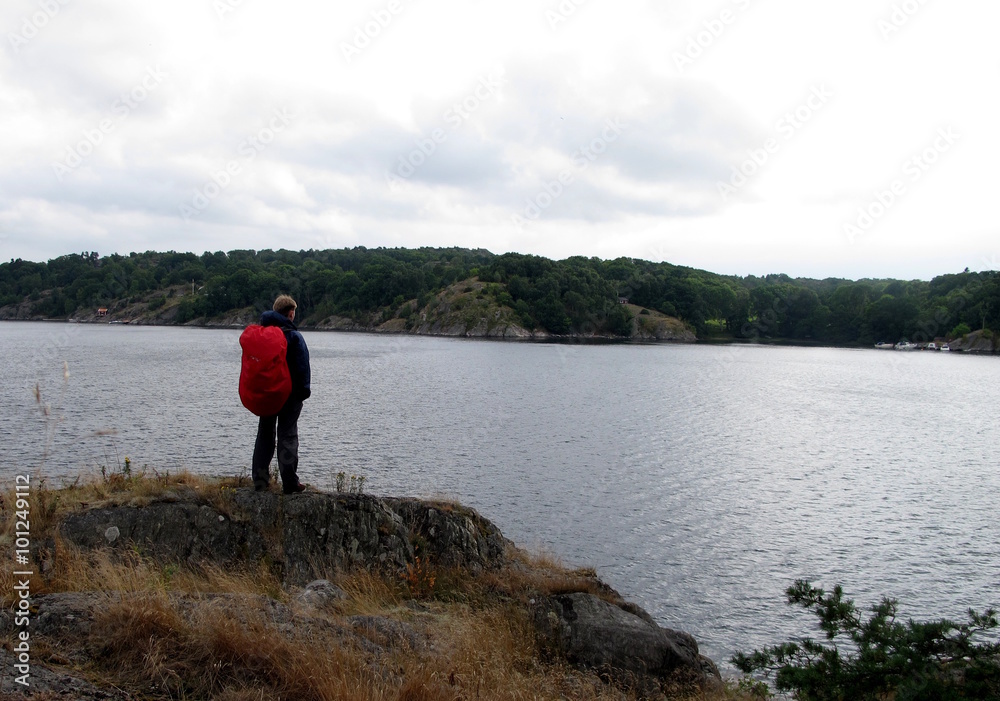 Fototapeta premium Mężczyzna obserwujący morze na archipelagu