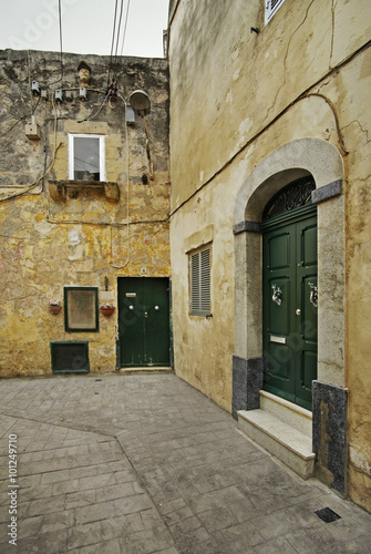 Fototapeta Naklejka Na Ścianę i Meble -  Old courtyard in Rabat. Malta