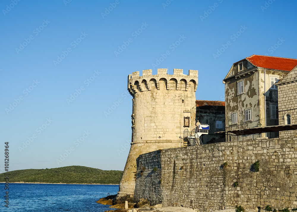 Stadtmauer und Rundturm der Altstadt von Korcula