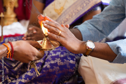 Foto Traditional Indian hindu praying rituals.