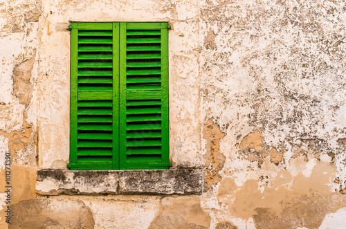 Haus Fassade Mediterran Fensterladen Grün