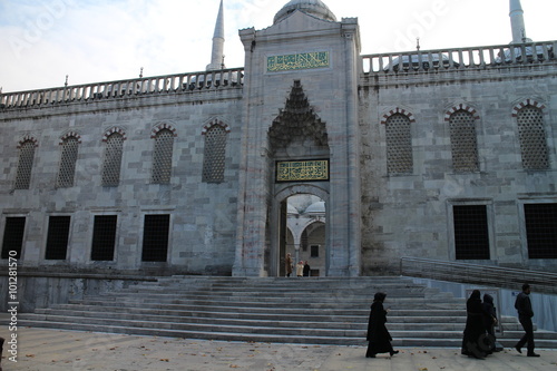 Entry to courtyard of Sultan Ahmed Mosque, Istanbul, Turkey