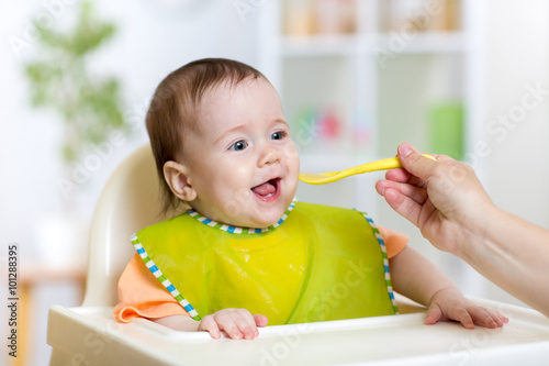 Stampa su tela baby eating food on kitchen