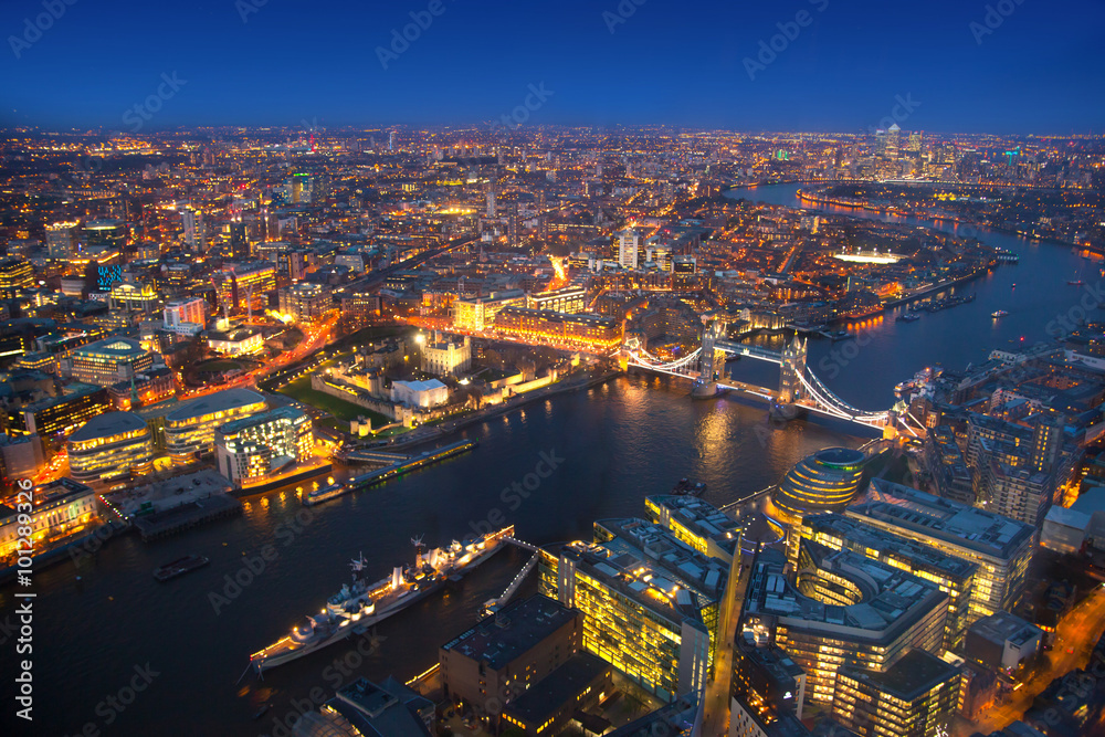 Fototapeta premium LONDON, UK - JANUARY 27, 2015: London panorama at sunset
