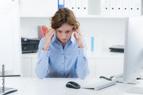 frau hat stress und probleme am arbeitsplatz photo