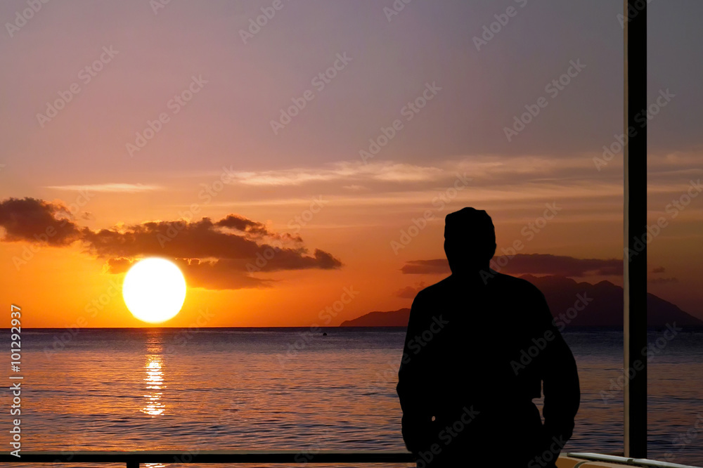 Fototapeta premium Thinking man on sea sunset.
