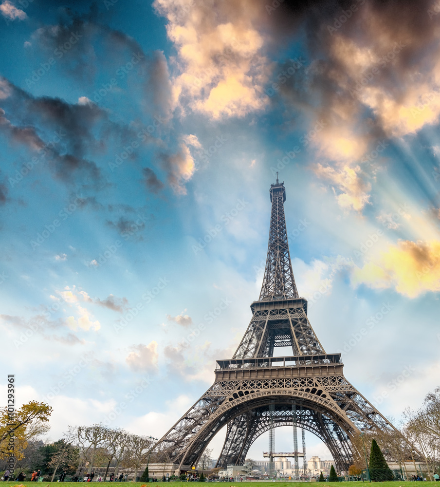 Fototapeta premium The Eiffel Tower, Paris. View at sunset