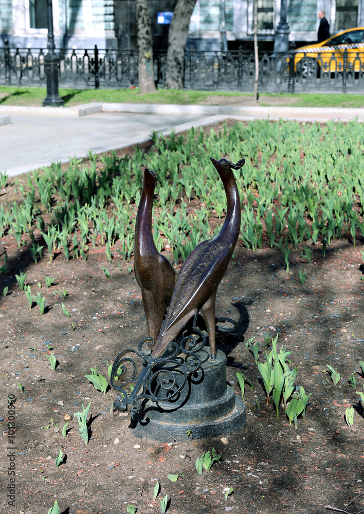 Obraz premium Monument a couple of peacocks in Moscow