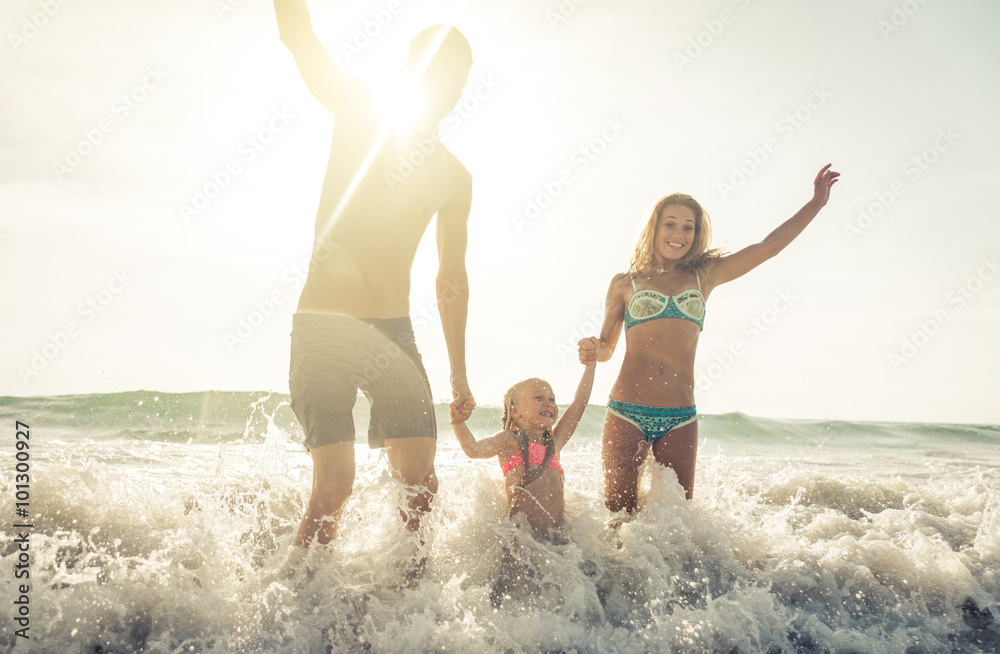Obraz premium Happy family jumping in the water
