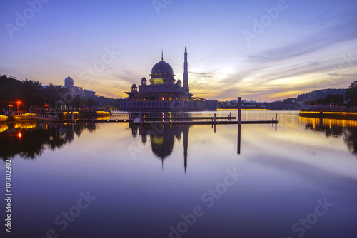 Photography Beautiful reflection of Putra Mosque in the lake during blue hour