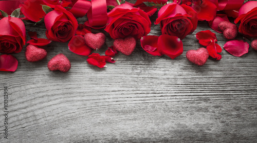 Fototapeta Naklejka Na Ścianę i Meble -  Roses on wooden board