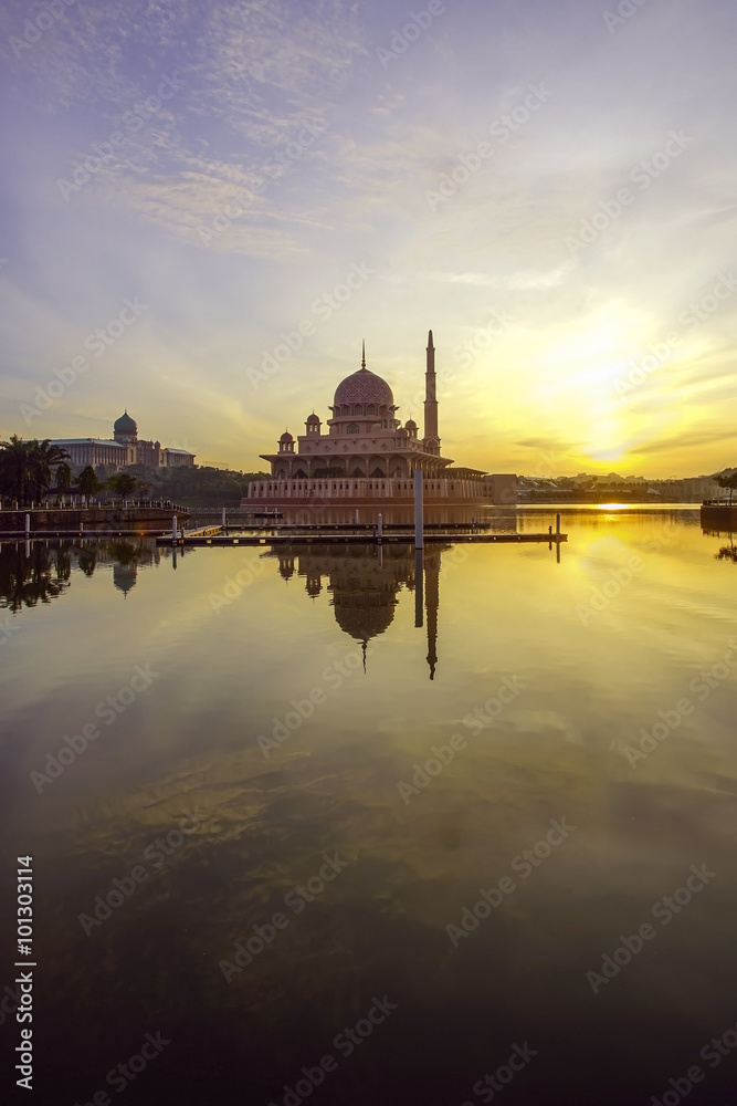 Obraz premium Beautiful reflection of Putra Mosque in the lake during awesome