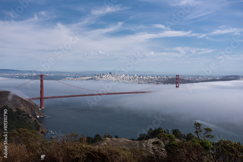 Die Golden Gate Bridge halb im Nebel