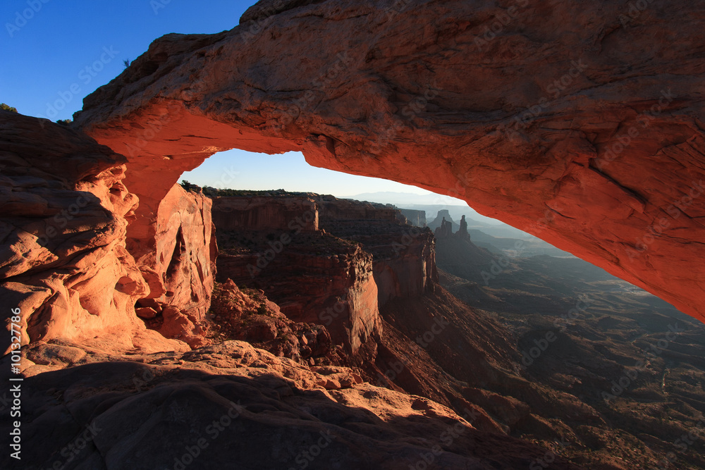 Fotografie Mesa Arch Illuminated at Sunrise