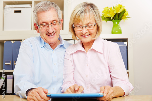 Paar Senioren mit Tablet Computer im Internet