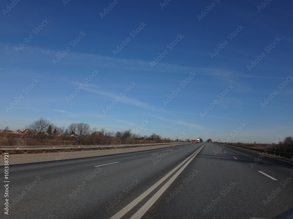 Трасса в солнечный день ранней весной