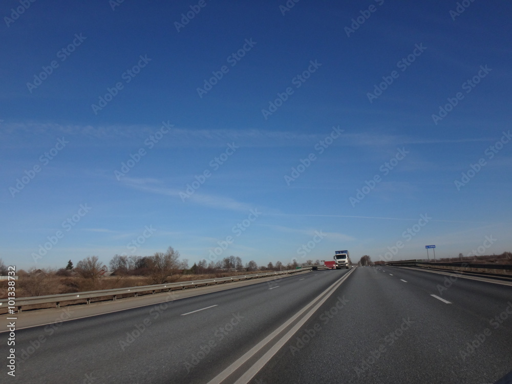 Fototapeta premium Трасса в солнечный день ранней весной