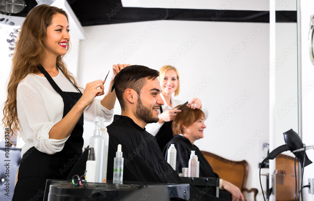 Φωτογραφία Beautiful haidresser making haircut for man