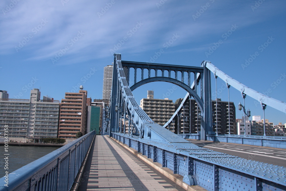 青空と青い橋