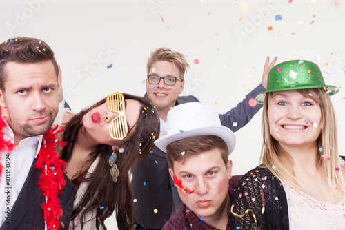 Canvas Print Freunde machen lustiges Foto vor Photobooth