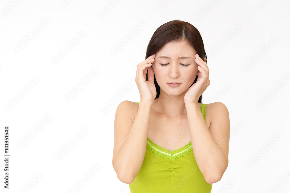 頭痛を訴える女性 頭痛を訴える女性