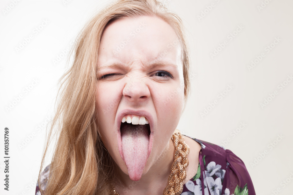 Fotografie Frau streckt Zunge raus