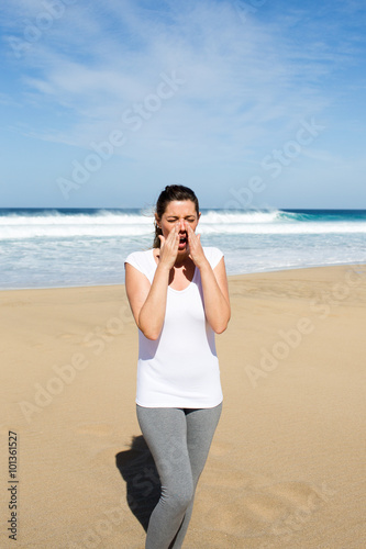 Frau mit Nasenschmerzen